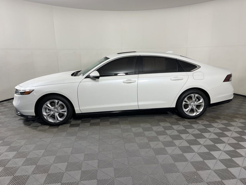 Used 2023 Honda Accord Touring image 2