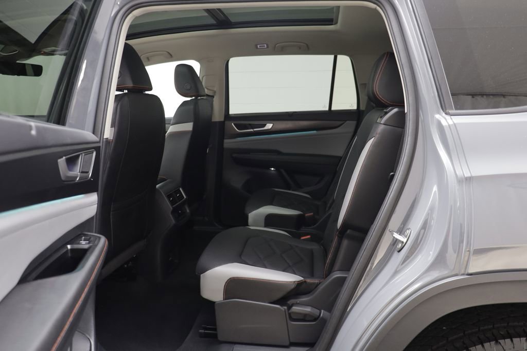 Used 2025 Volkswagen Atlas Peak Edition SE AWD/4WD image 13