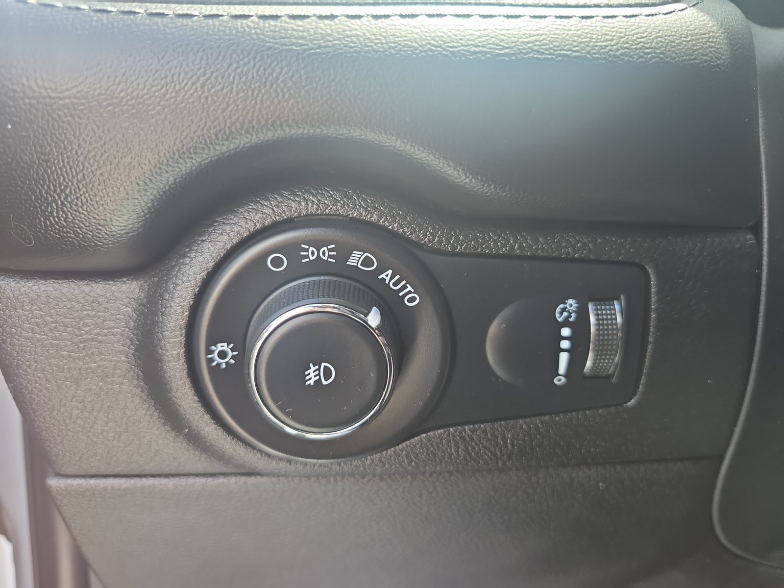 Used 2021 Dodge Durango SXT w/ 3rd Row Seating Group RWD image 25