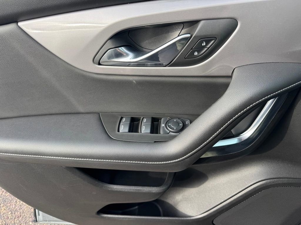 Used 2025 Chevrolet Blazer LT AWD/4WD image 19