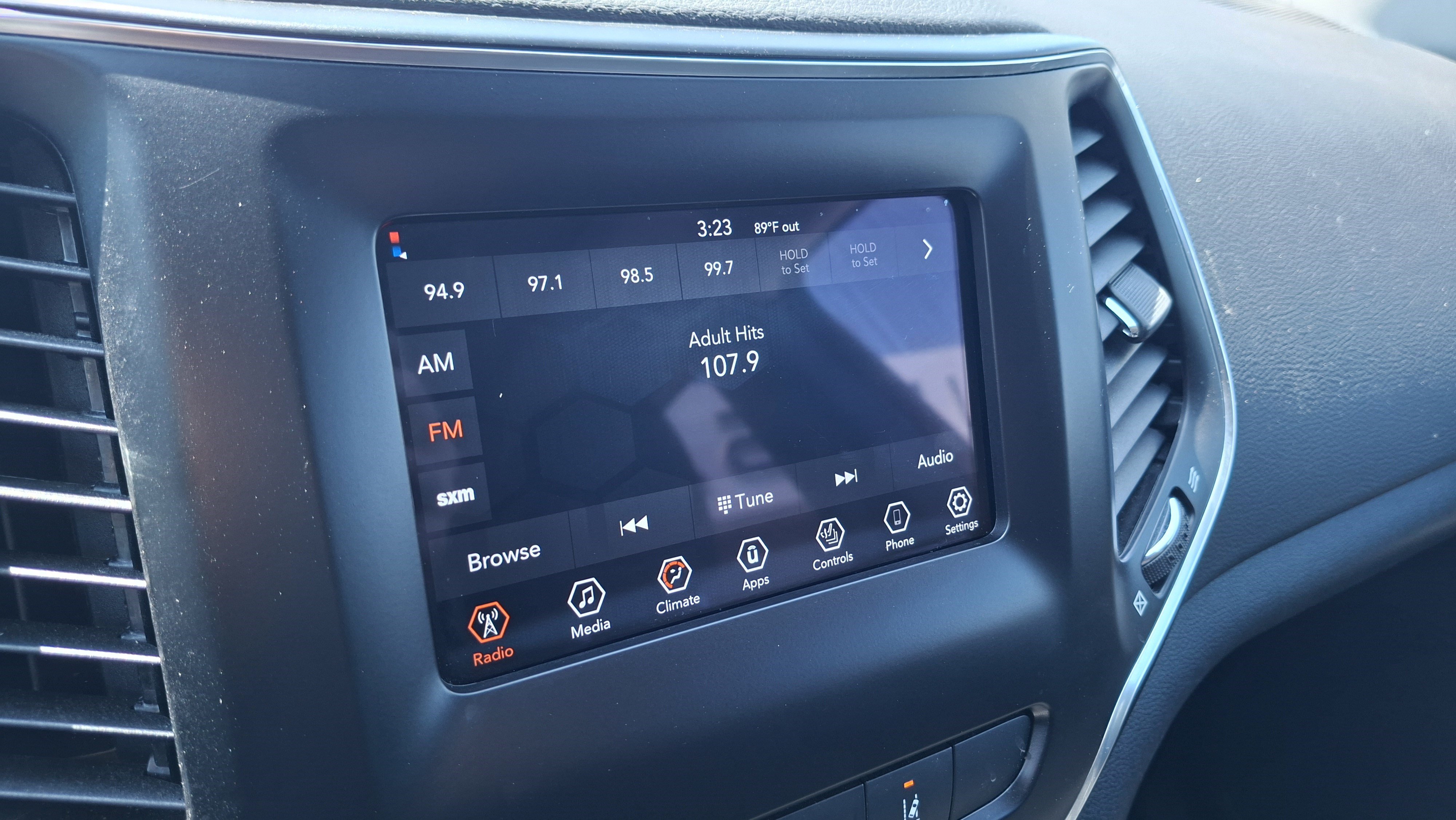 Used 2021 Jeep Cherokee Latitude Plus w/ Sun & Sound Group FWD image 14