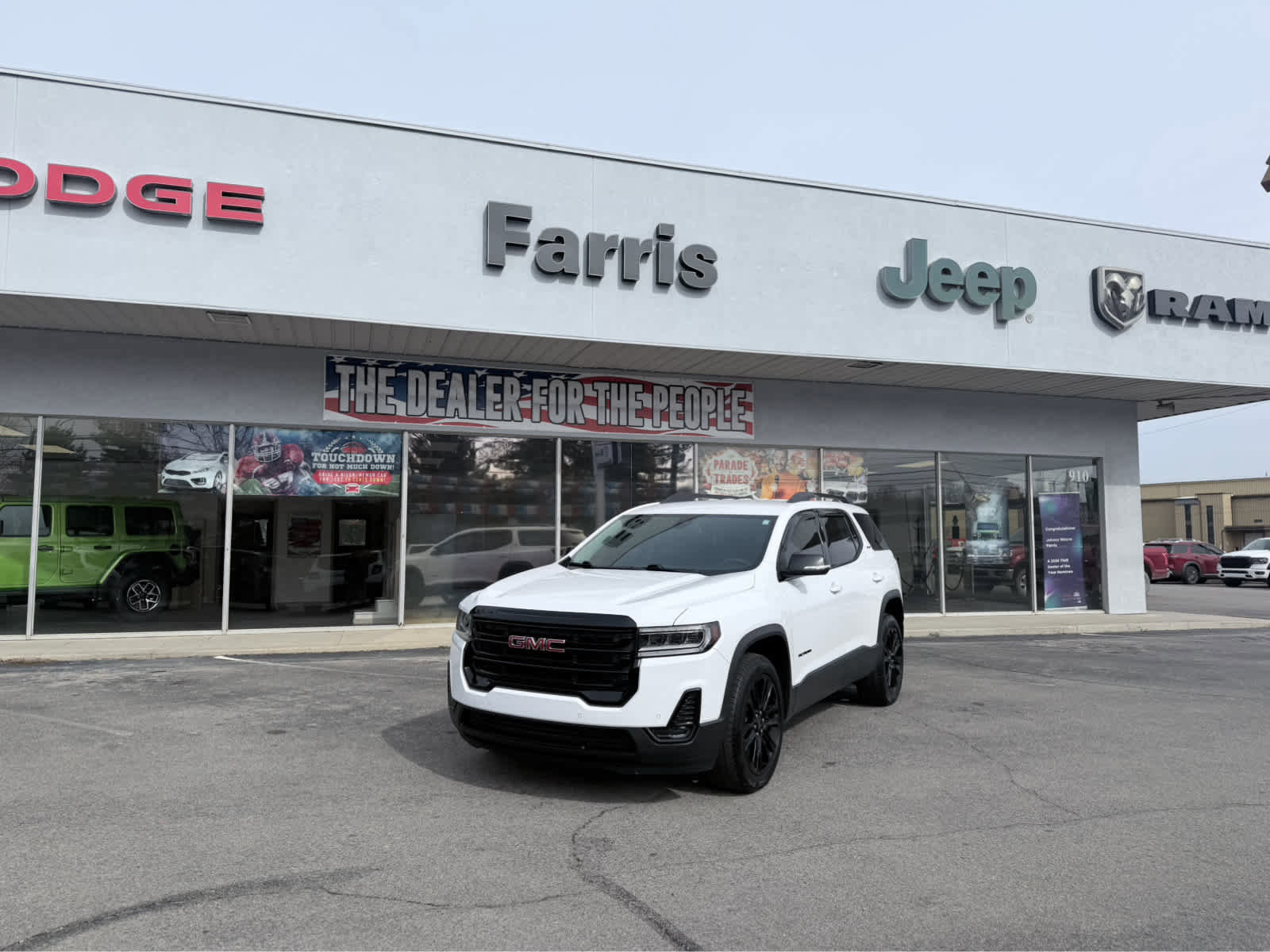 Used 2022 GMC Acadia SLE w/ Driver Convenience Package image 2