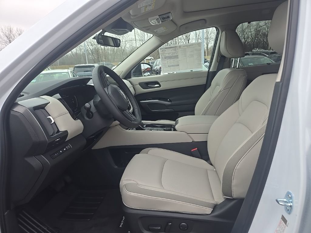 New 2026 Nissan Pathfinder SL image 9