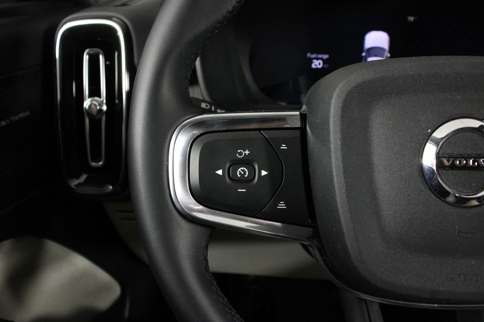 Used 2026 Volvo XC40 B5 Ultra w/ Climate Package image 10