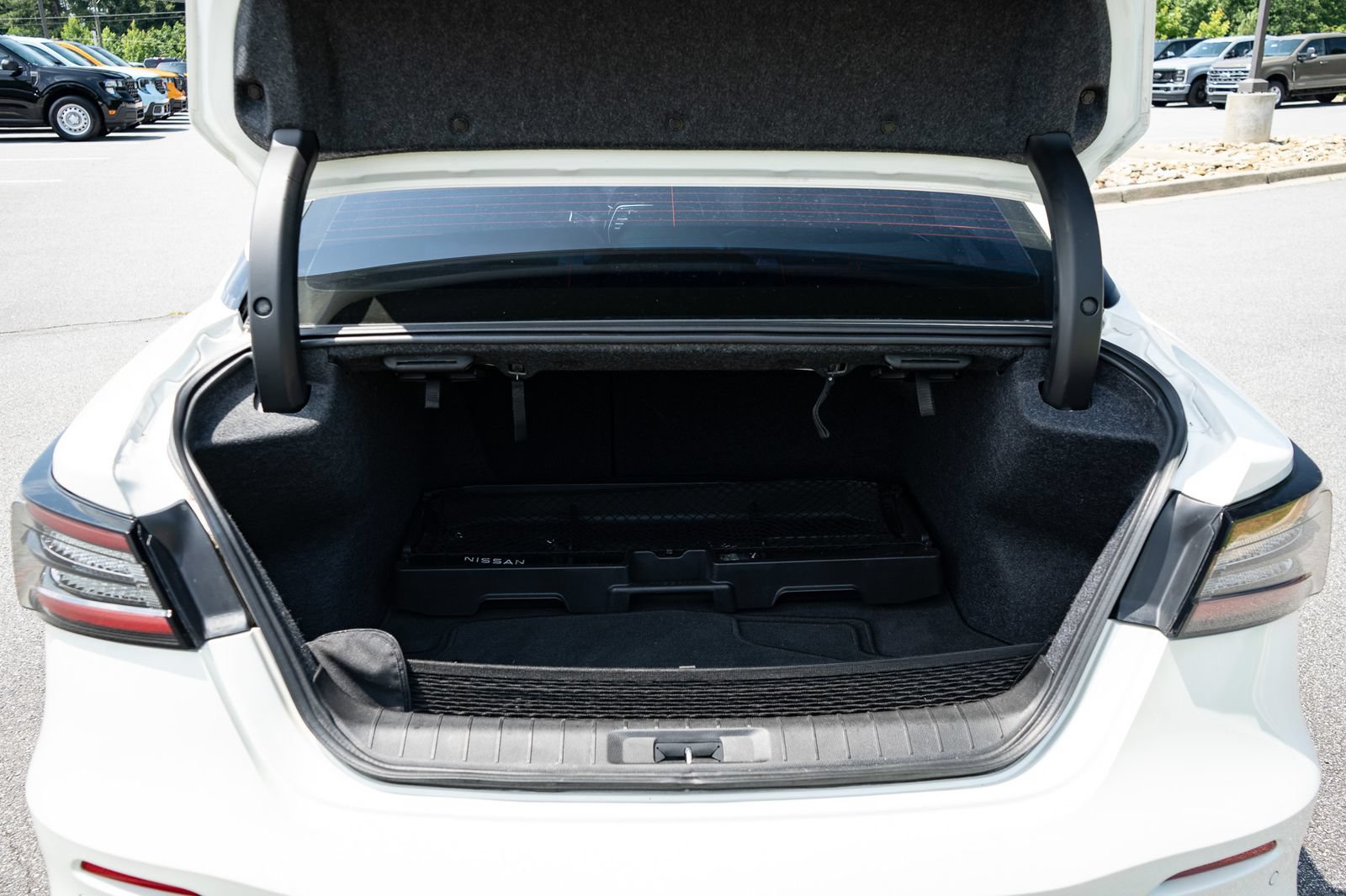 Used 2023 Nissan Maxima Platinum w/ Sport Mat Group FWD image 9