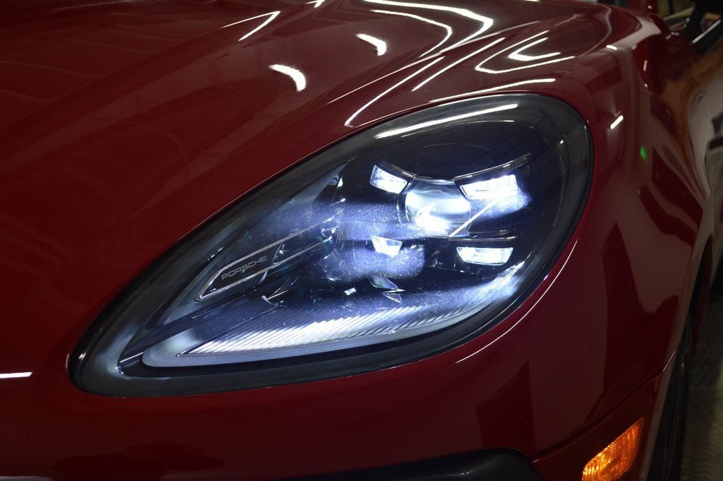 Certified 2025 Porsche Macan AWD/4WD image 11