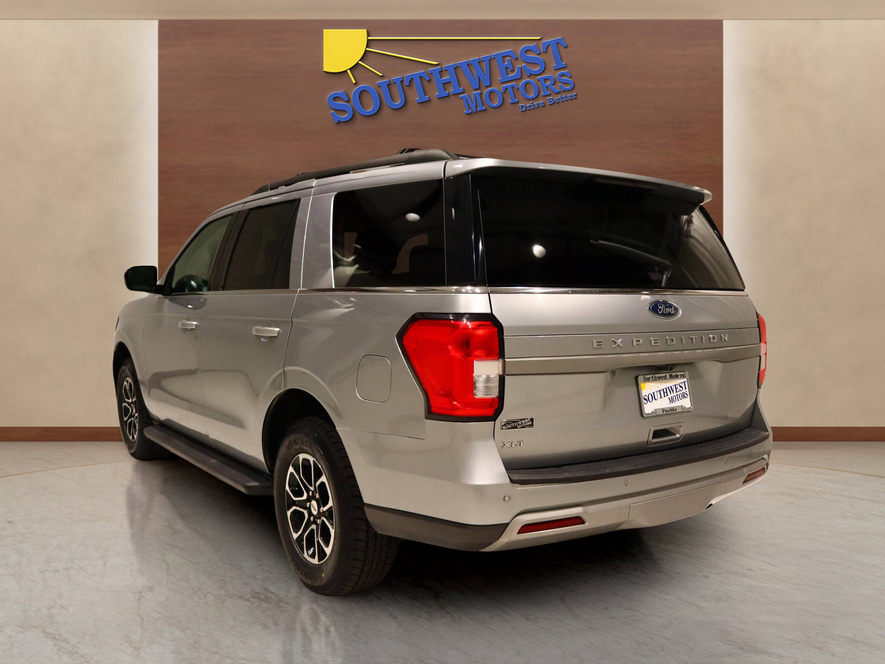Used 2024 Ford Expedition XLT image 2