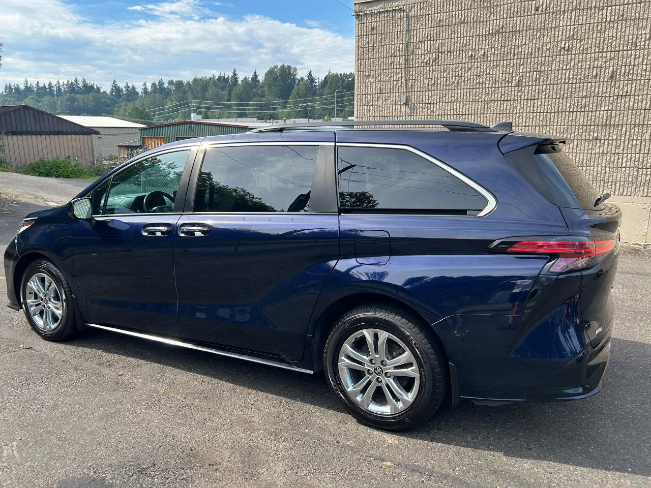 Used 2023 Toyota Sienna XSE AWD/4WD image 7