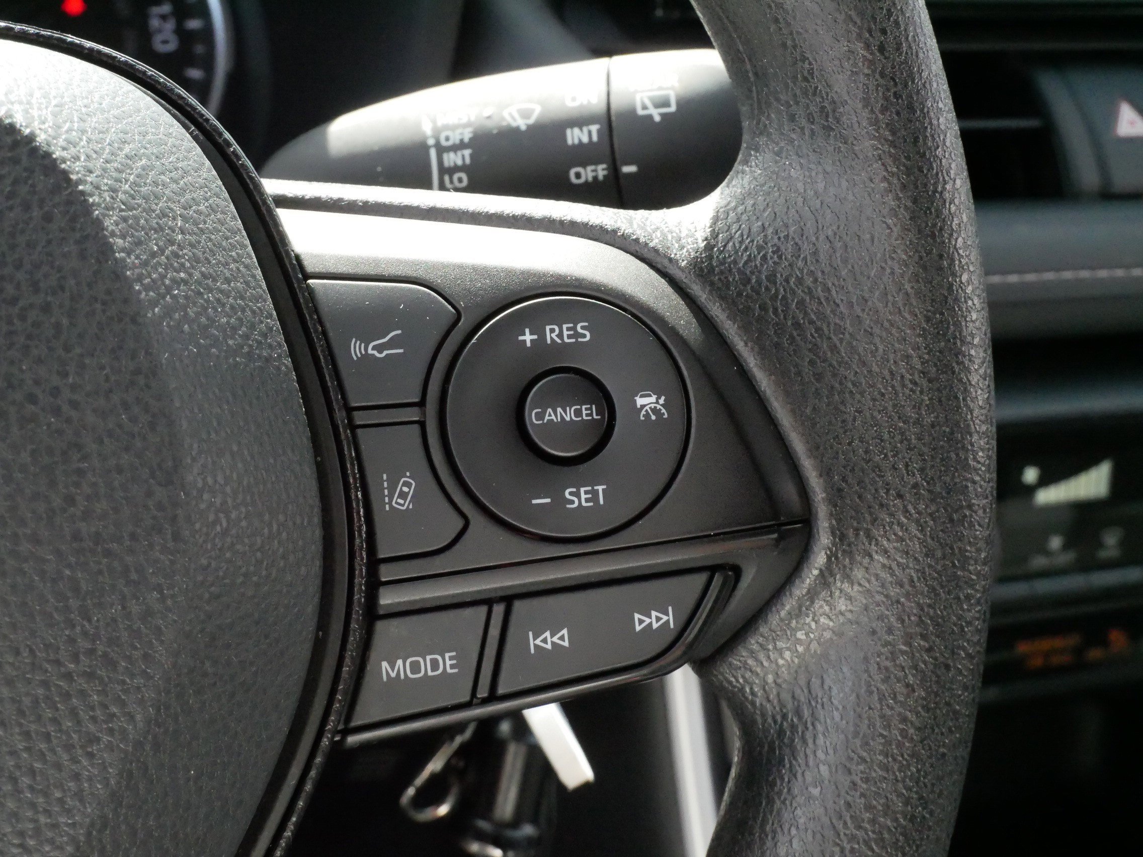 Used 2021 Toyota RAV4 LE AWD/4WD image 25
