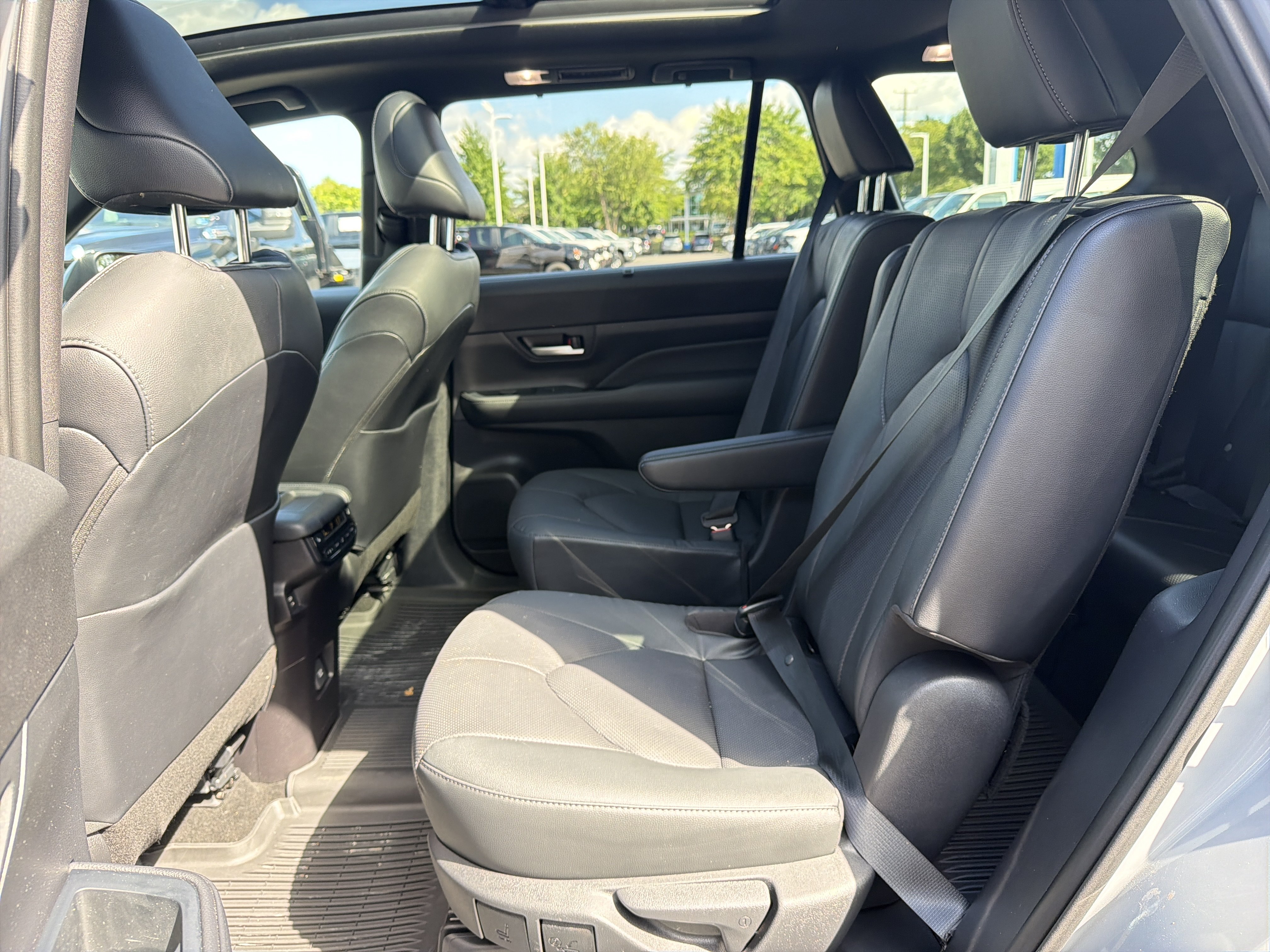 Used 2025 Toyota Grand Highlander AWD Hybrid image 32