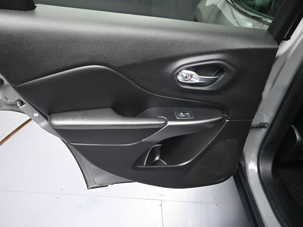 Used 2020 Jeep Cherokee Limited image 29