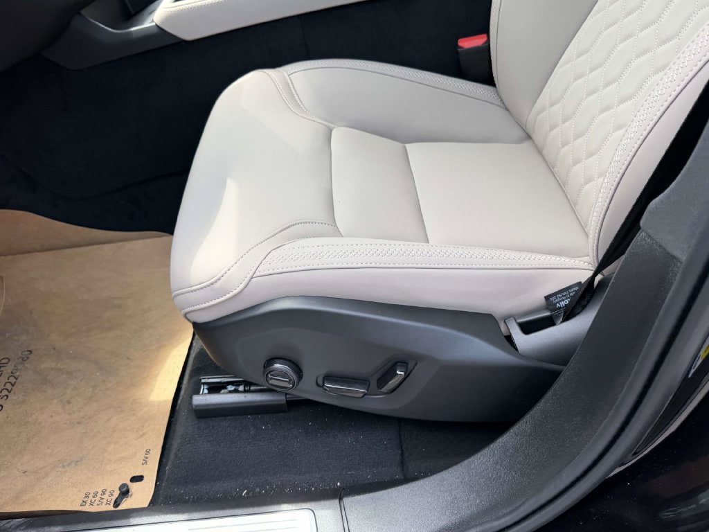 New 2026 Volvo XC90 B6 Plus w/ Protection Package Premier AWD/4WD image 16