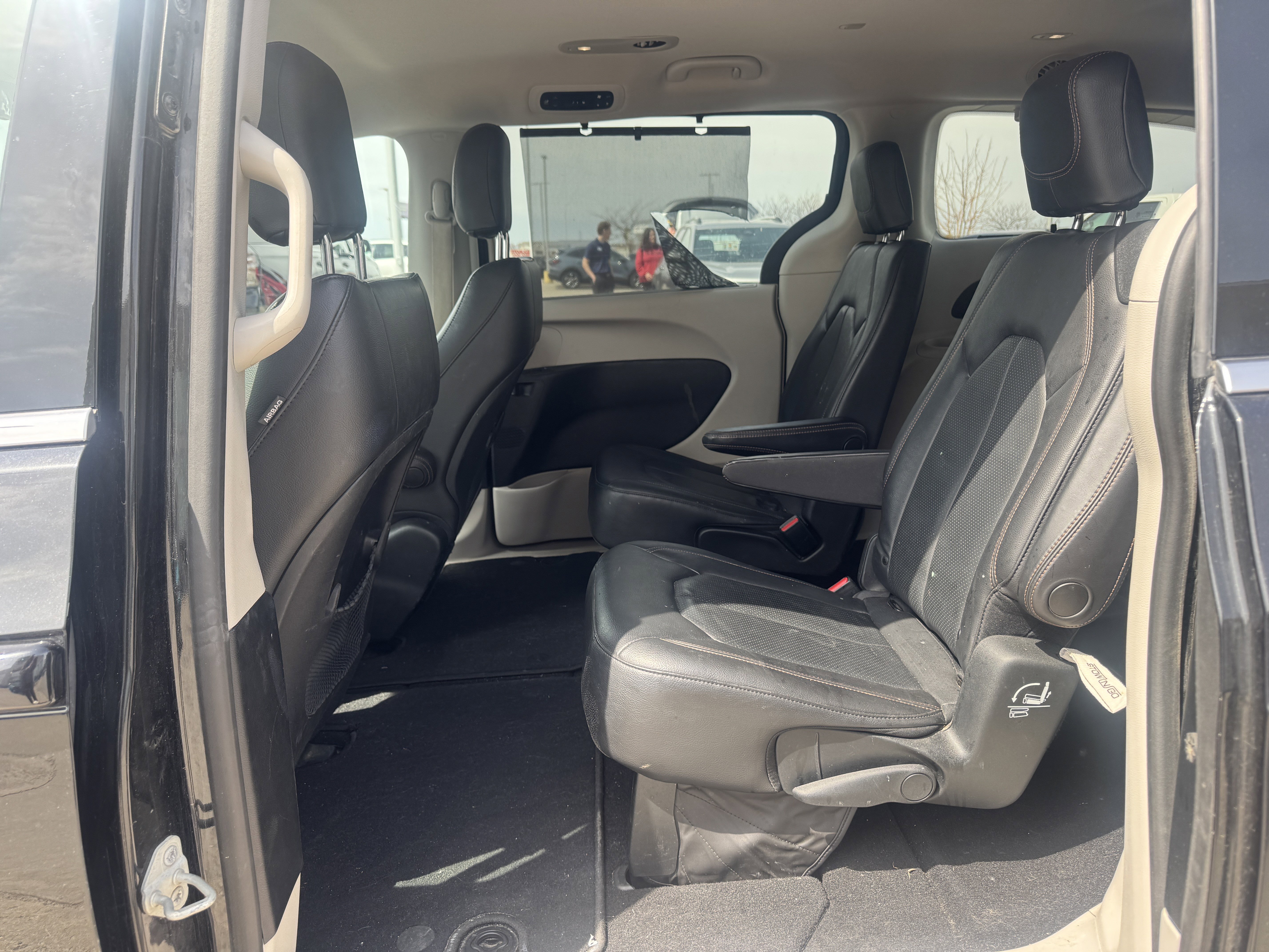 Used 2019 Chrysler Pacifica Touring-L w/ Tire & Wheel Group FWD image 8