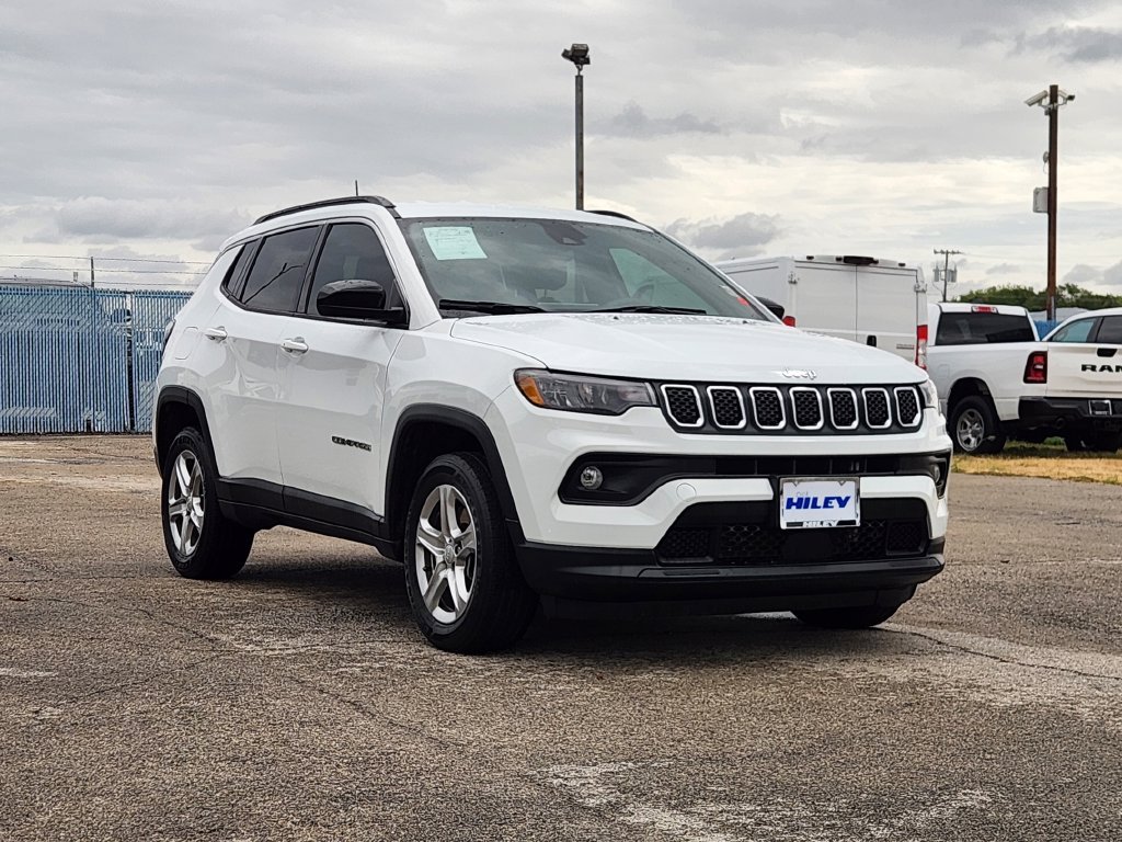 Used 2024 Jeep Compass Latitude AWD/4WD image 3