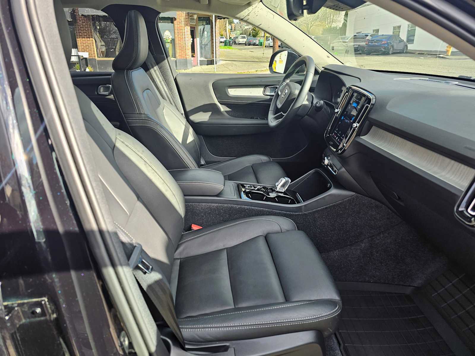 Used 2025 Volvo XC40 B5 Plus w/ Protection Package Premier image 11