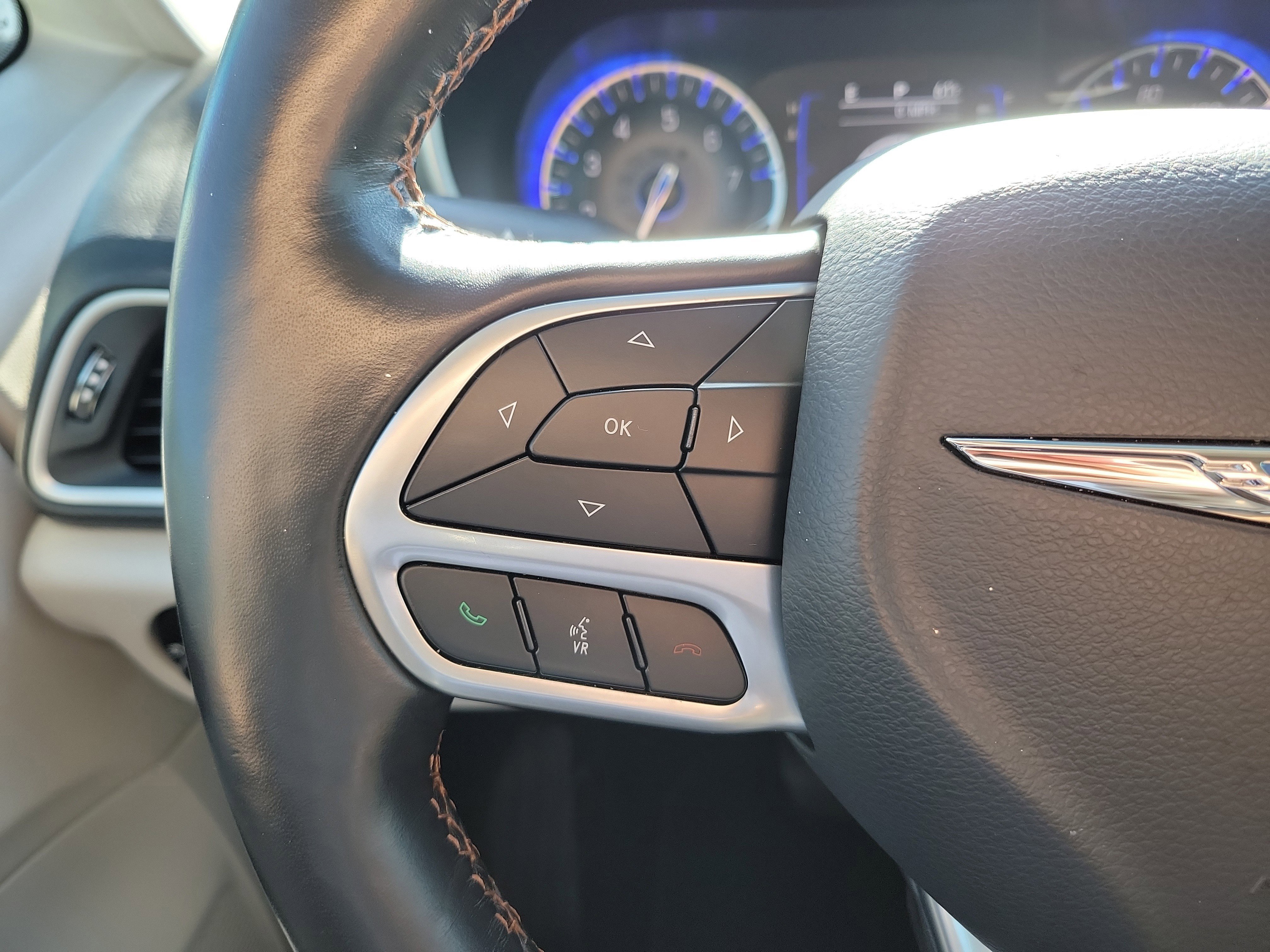 Used 2020 Chrysler Pacifica Touring w/ Cold Weather Group FWD image 27