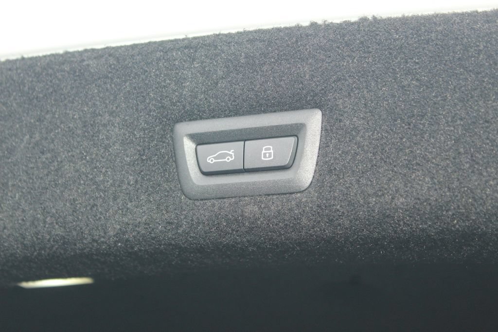 Used 2026 BMW 740i xDrive w/ Premium Package AWD/4WD image 9