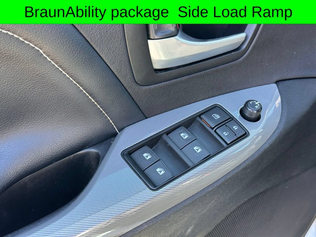 Used 2015 Toyota Sienna SE w/ SE Preferred Package FWD image 26