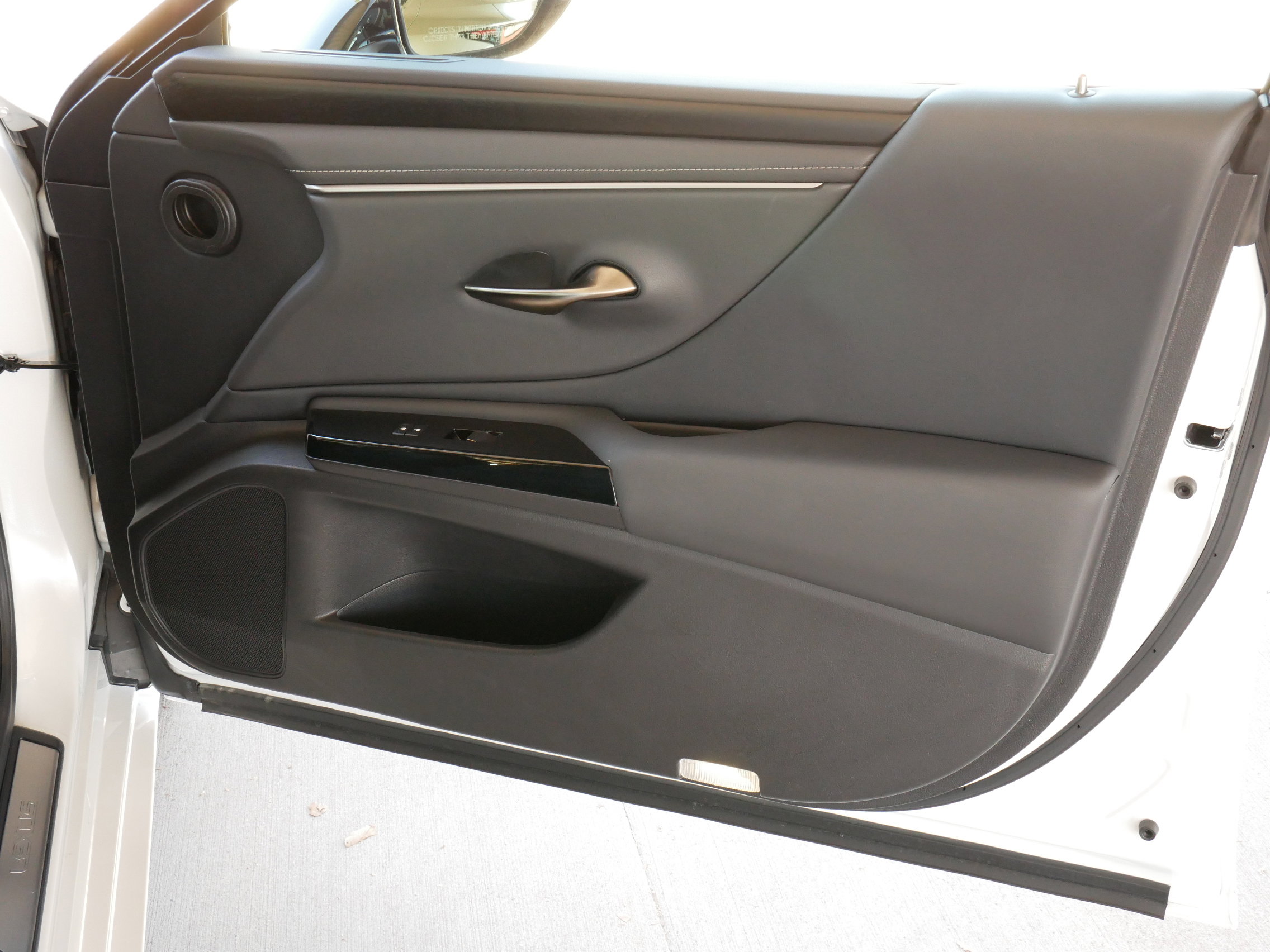 Certified 2025 Lexus ES 300h w/ Premium Package image 12