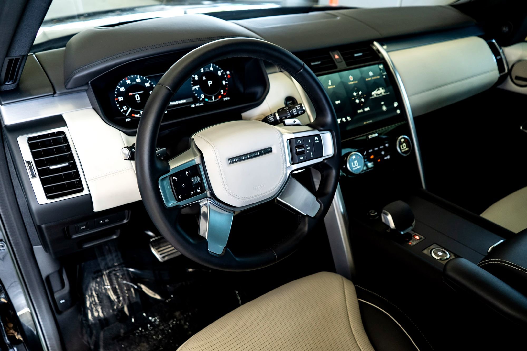 Used 2023 Land Rover Discovery HSE R-Dynamic image 15