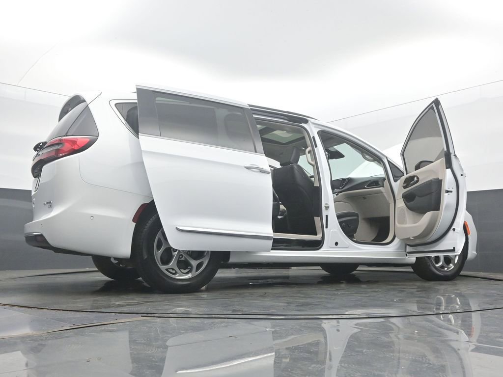 Used 2023 Chrysler Pacifica Limited AWD/4WD image 59