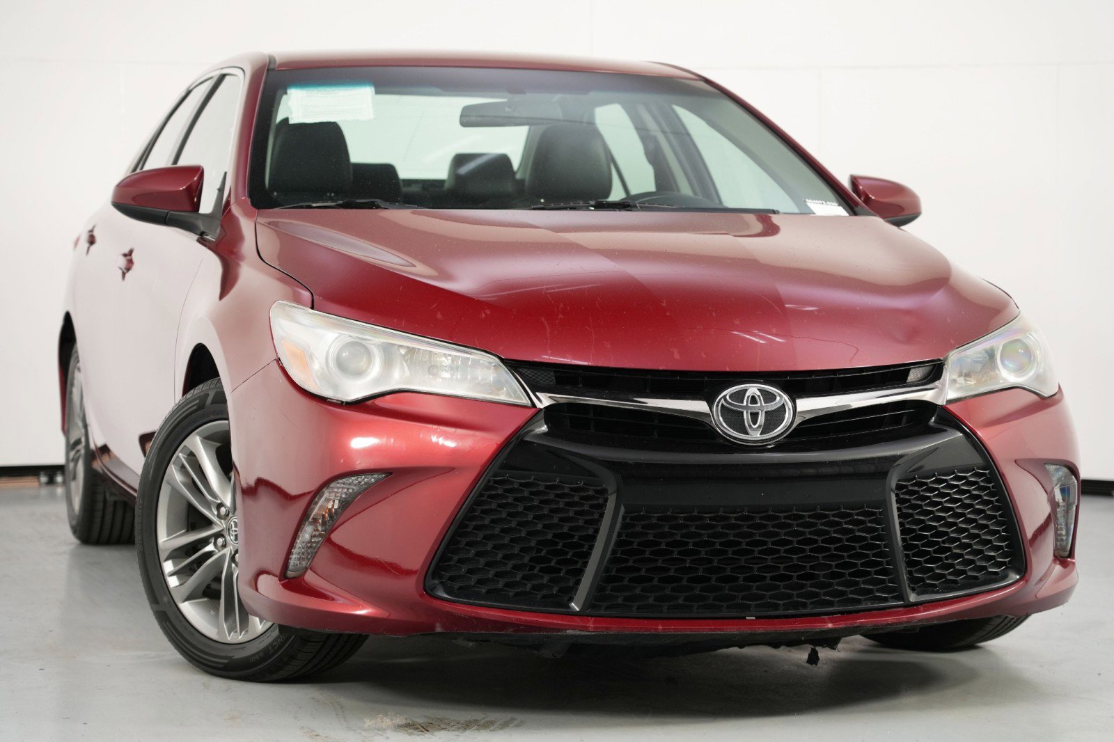 Used 2016 Toyota Camry SE image 2