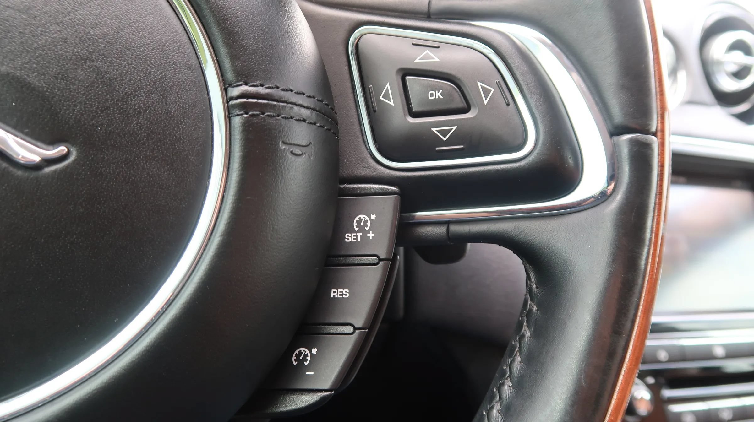 Used 2016 Jaguar XJ R-Sport RWD image 38