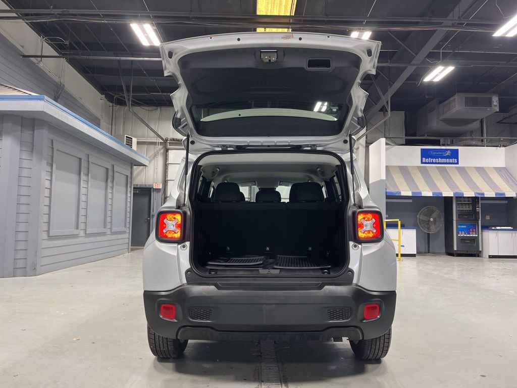 Used 2019 Jeep Renegade Latitude w/ Cold Weather Group image 9