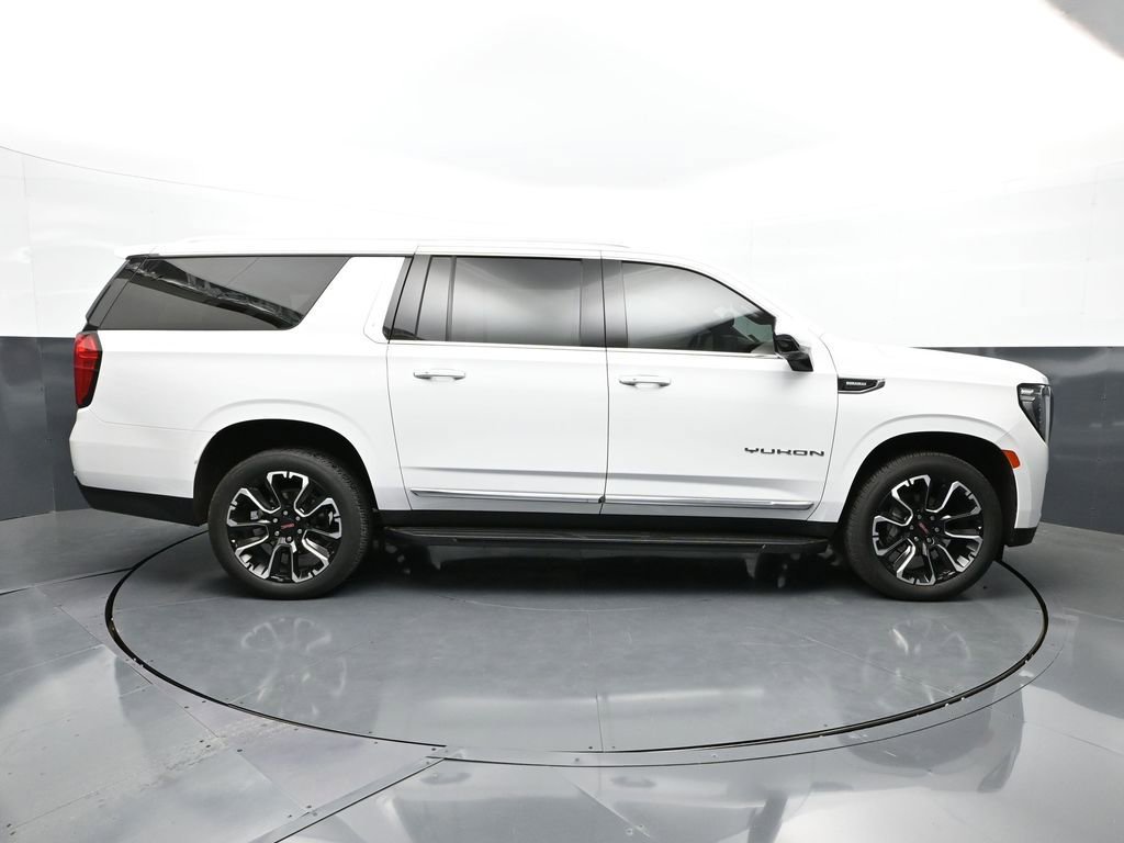 Used 2023 GMC Yukon XL SLT w/ SLT Luxury Package AWD/4WD image 4