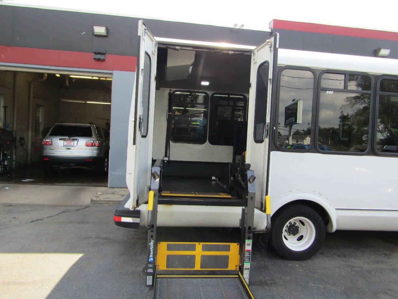 Used 2016 Ford E-350 and Econoline 350 Super Duty w/ Shuttle Bus Prep Package RWD image 3