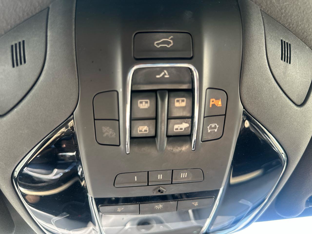 Used 2018 Maserati Levante GranLusso AWD/4WD image 12