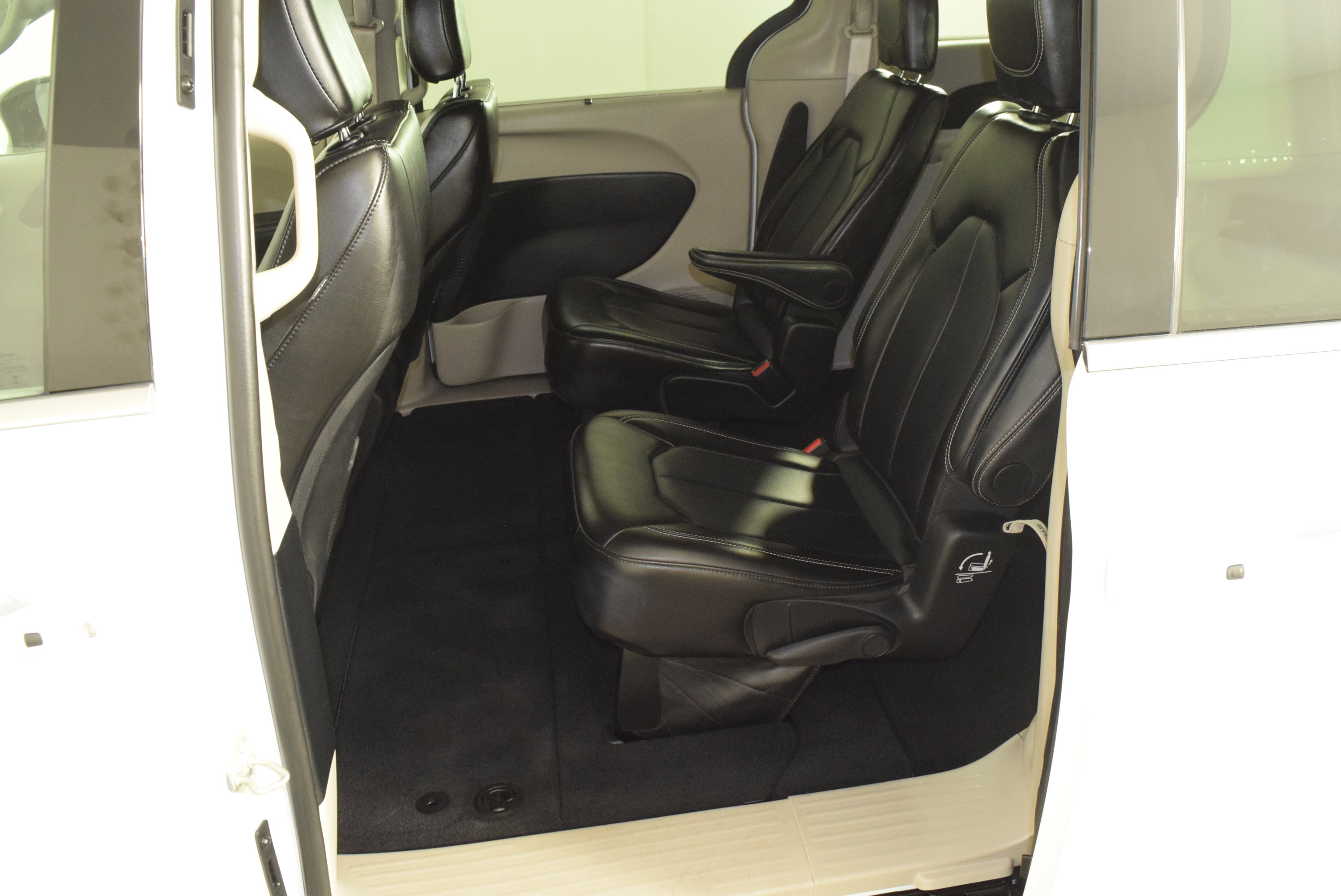 Used 2024 Chrysler Pacifica Touring-L image 31