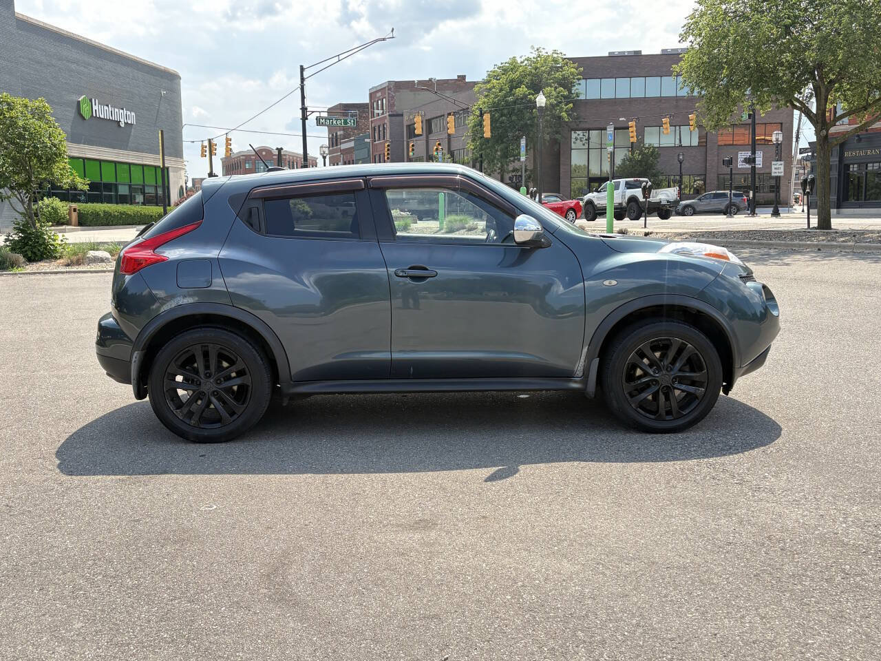 Used 2011 Nissan Juke SV AWD/4WD image 2