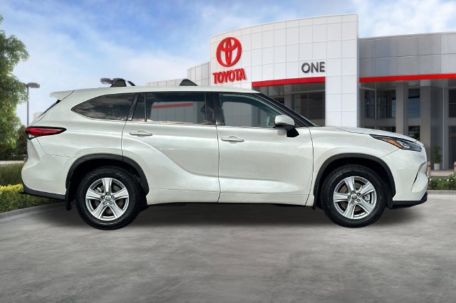 Used 2020 Toyota Highlander LE AWD/4WD image 3