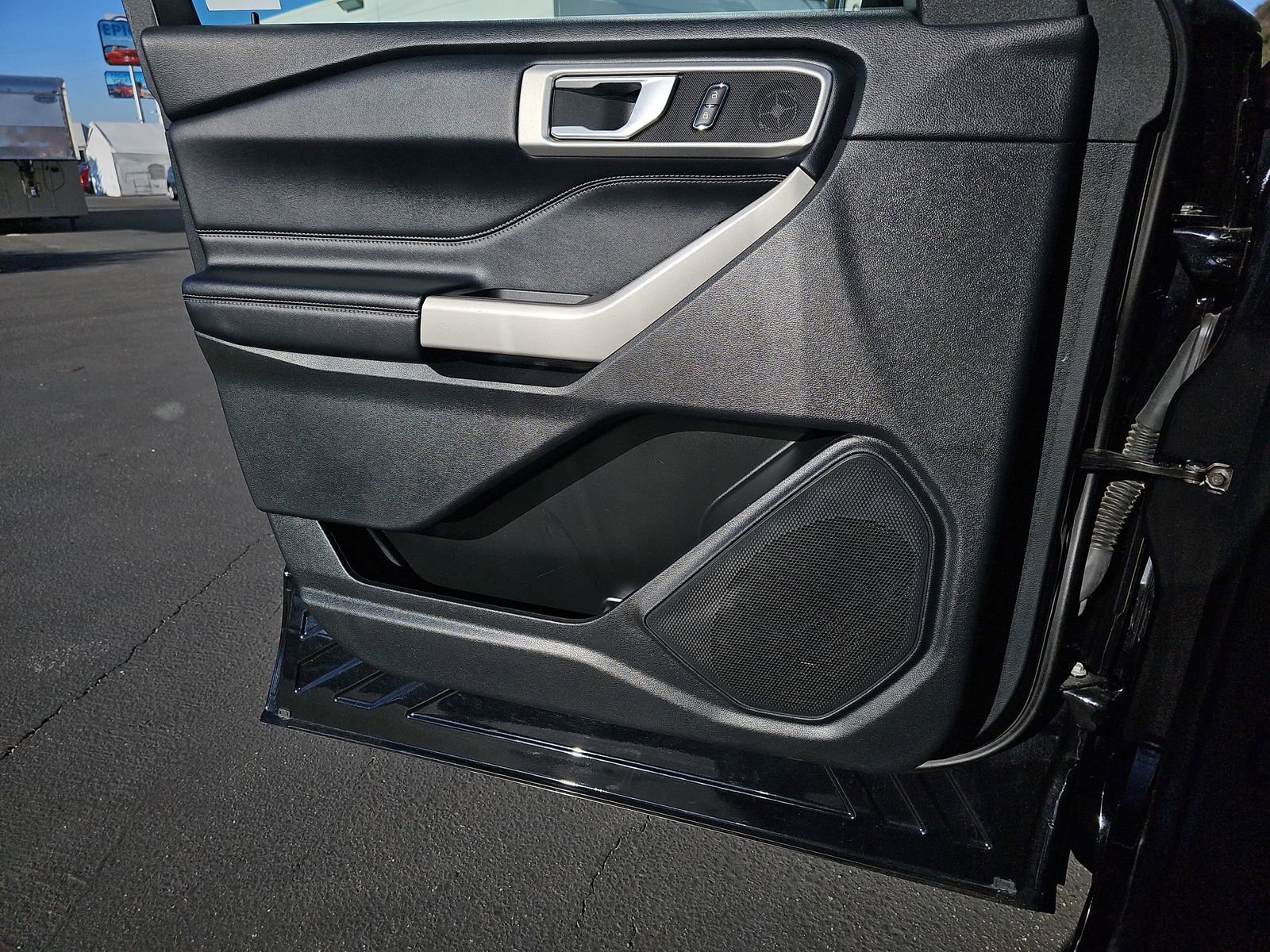 Used 2023 Ford Explorer XLT image 30