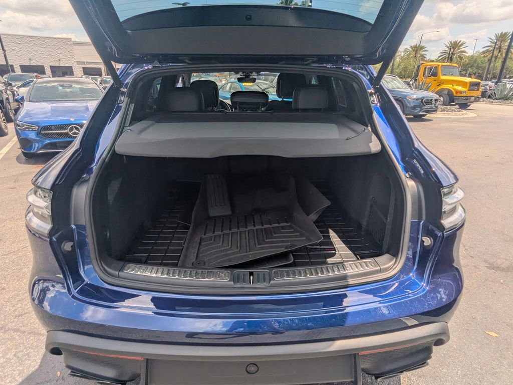 Used 2025 Porsche Macan AWD/4WD image 23
