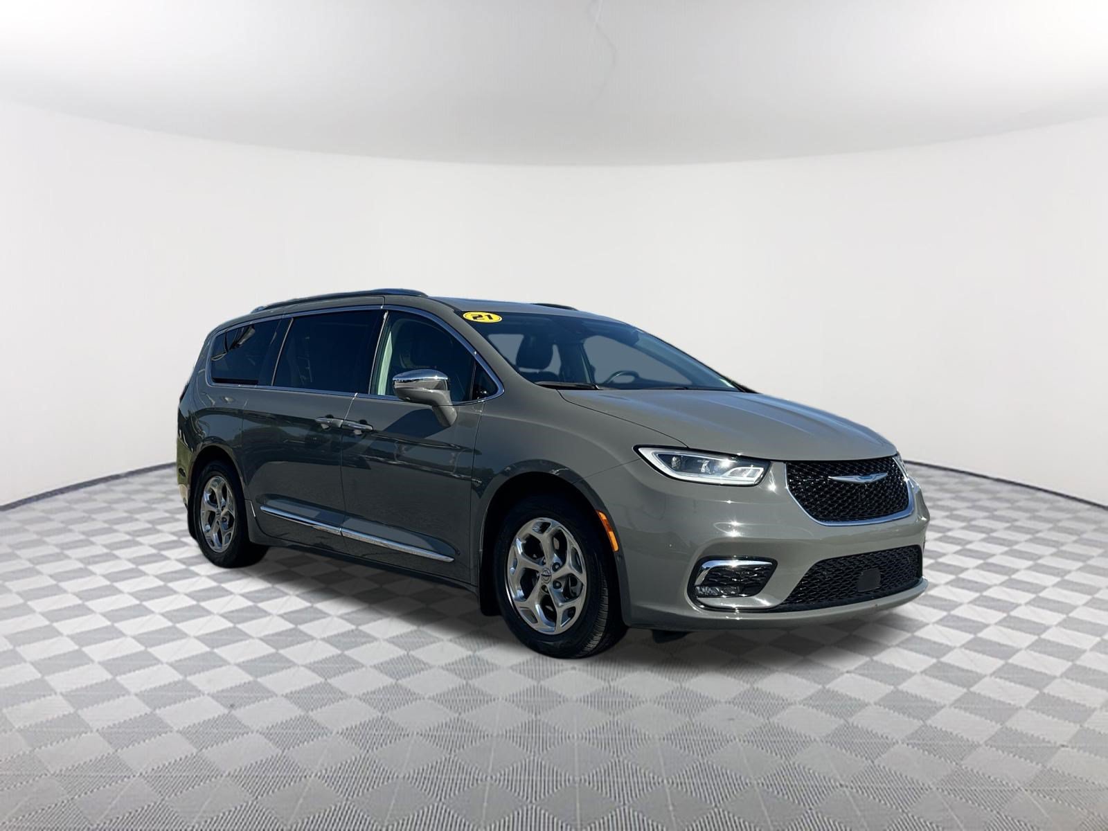 Used 2021 Chrysler Pacifica Limited w/ Uconnect Theater Family Group FWD image 3