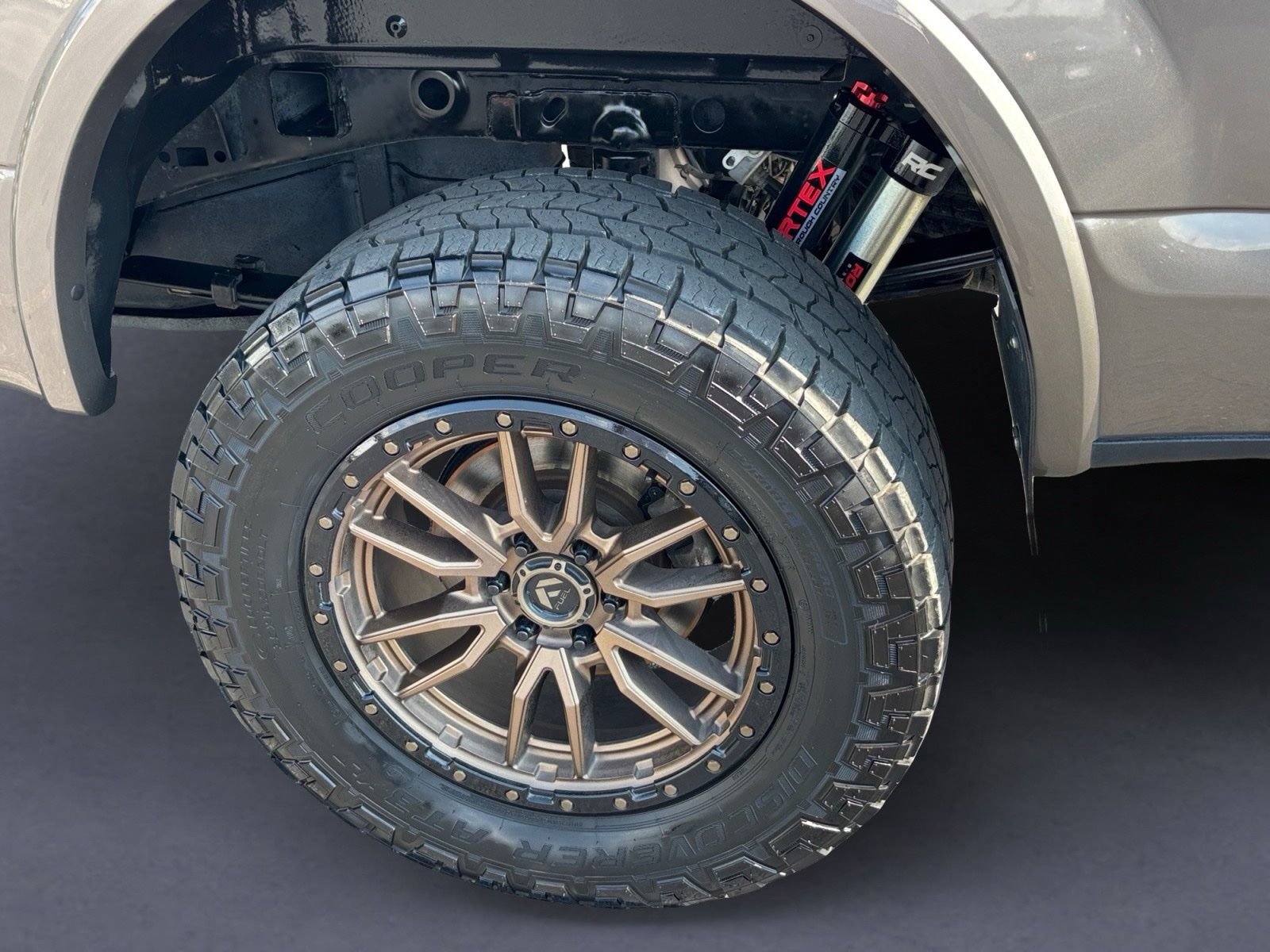 Used 2018 Ford F150 Lariat w/ Equipment Group 502A Luxury AWD/4WD image 9