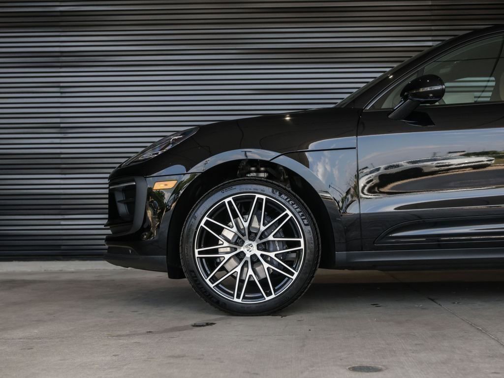 Certified 2025 Porsche Macan image 13