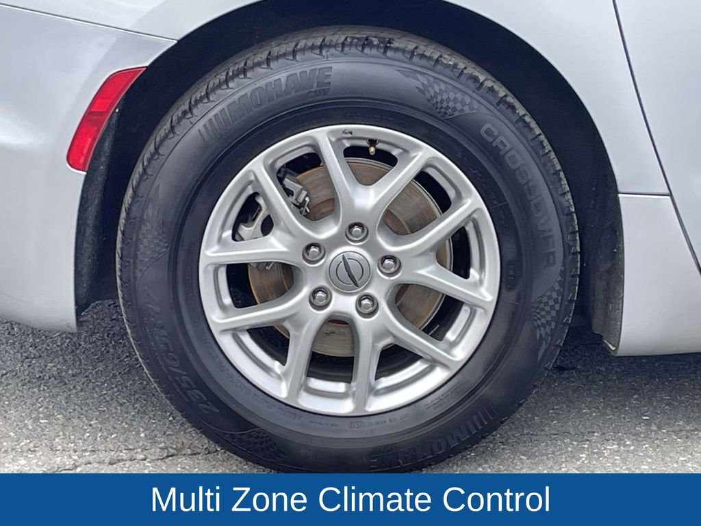 Certified 2021 Chrysler Pacifica Touring-L image 10