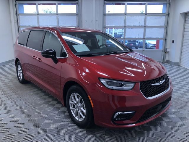 Used 2025 Chrysler Pacifica Select image 37