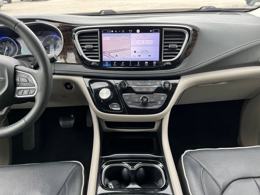 Used 2023 Chrysler Pacifica Limited image 21