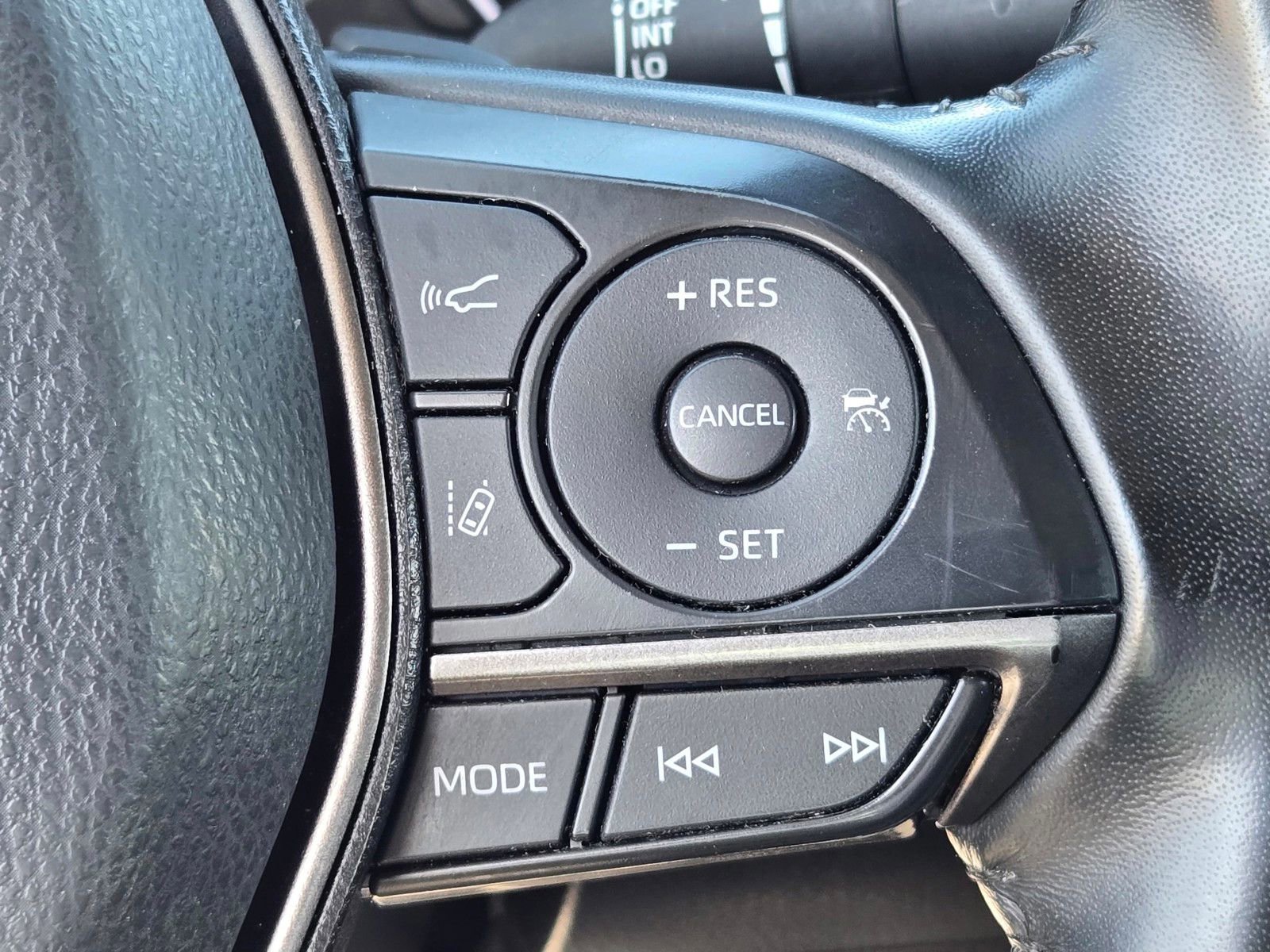 Used 2022 Toyota Camry SE w/ Convenience Package FWD image 16
