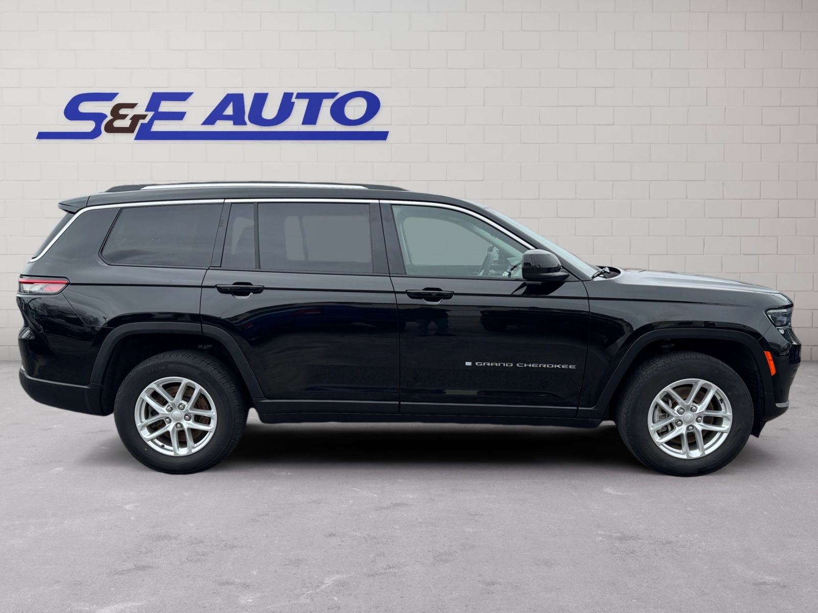 Used 2023 Jeep Grand Cherokee L Laredo w/ Luxury Tech Group I AWD/4WD image 5