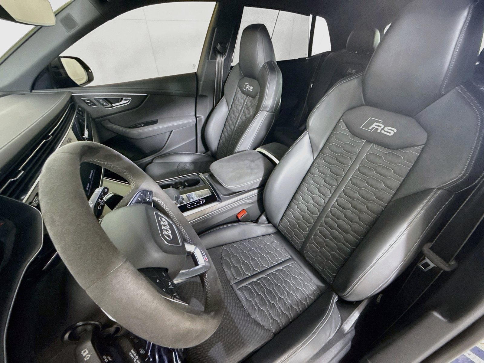Certified 2025 Audi RS Q8 performance AWD/4WD image 5