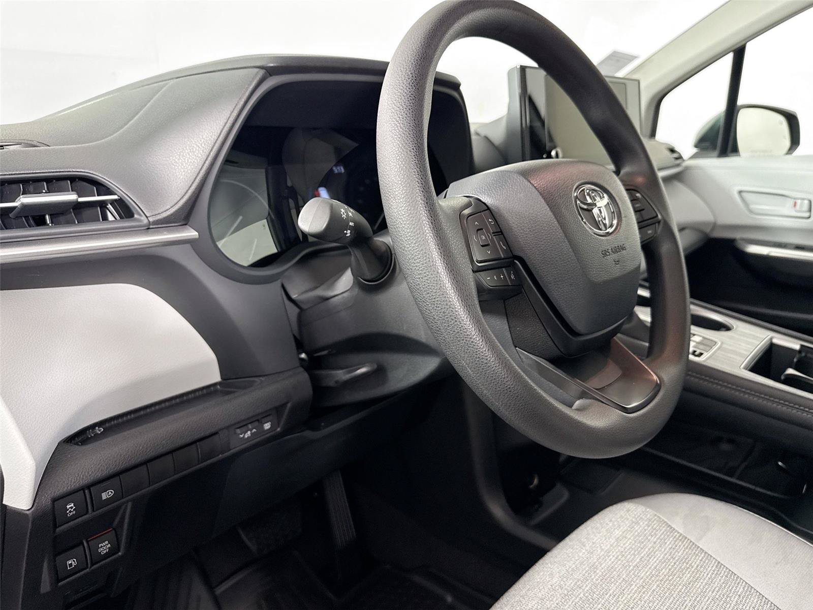 Certified 2026 Toyota Sienna LE FWD image 4