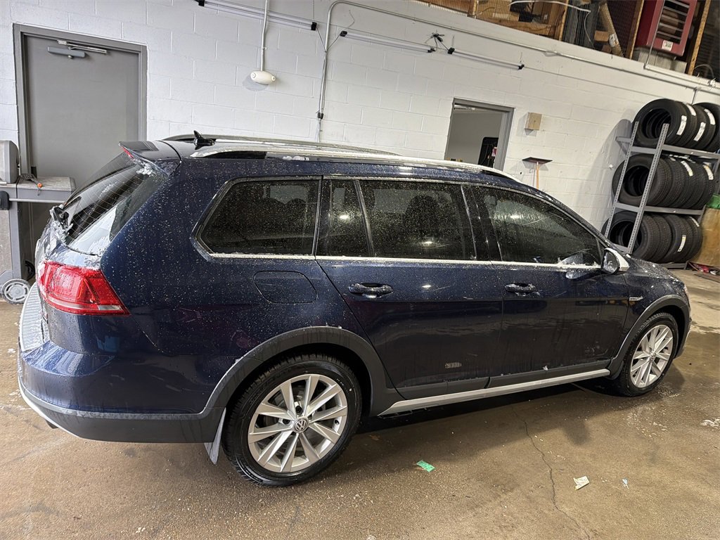 Used 2017 Volkswagen Golf Alltrack image 3
