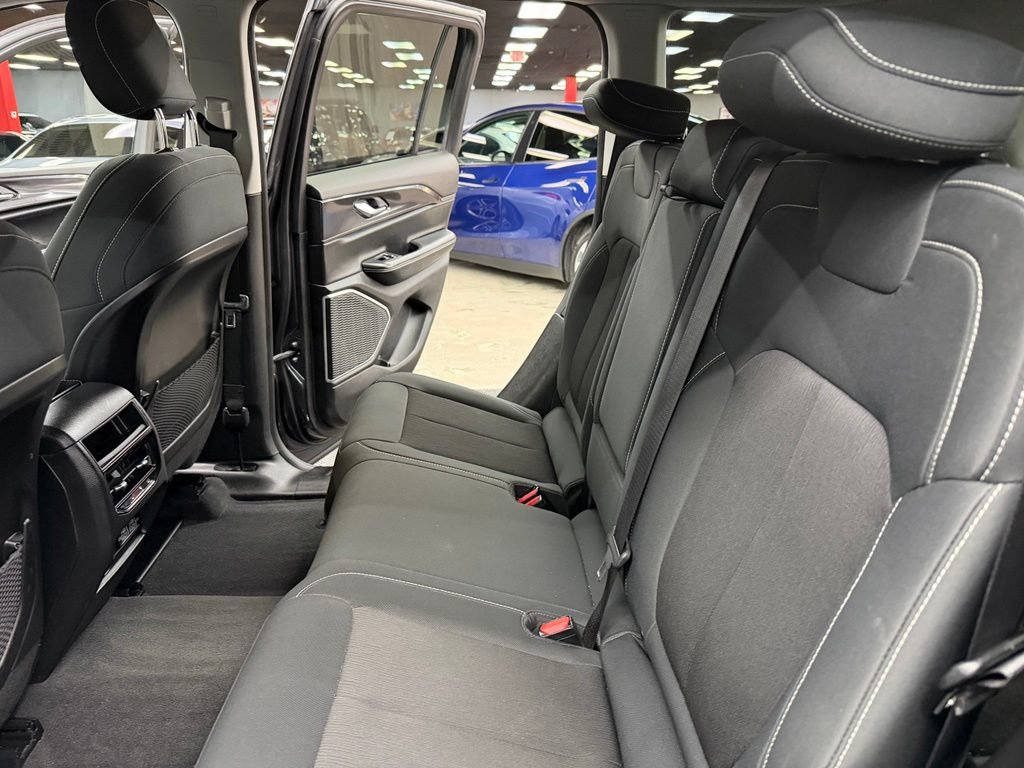Used 2022 Jeep Grand Cherokee Laredo w/ Luxury Tech Group I RWD image 38