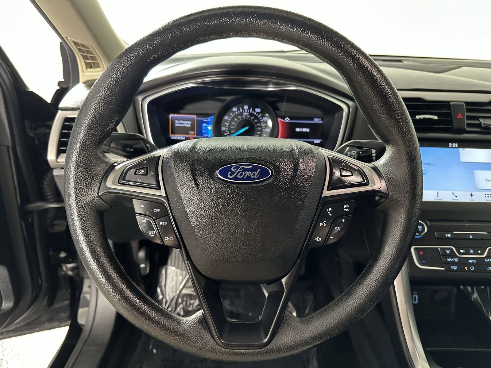 Used 2017 Ford Fusion SE w/ Fusion SE Technology Package image 18
