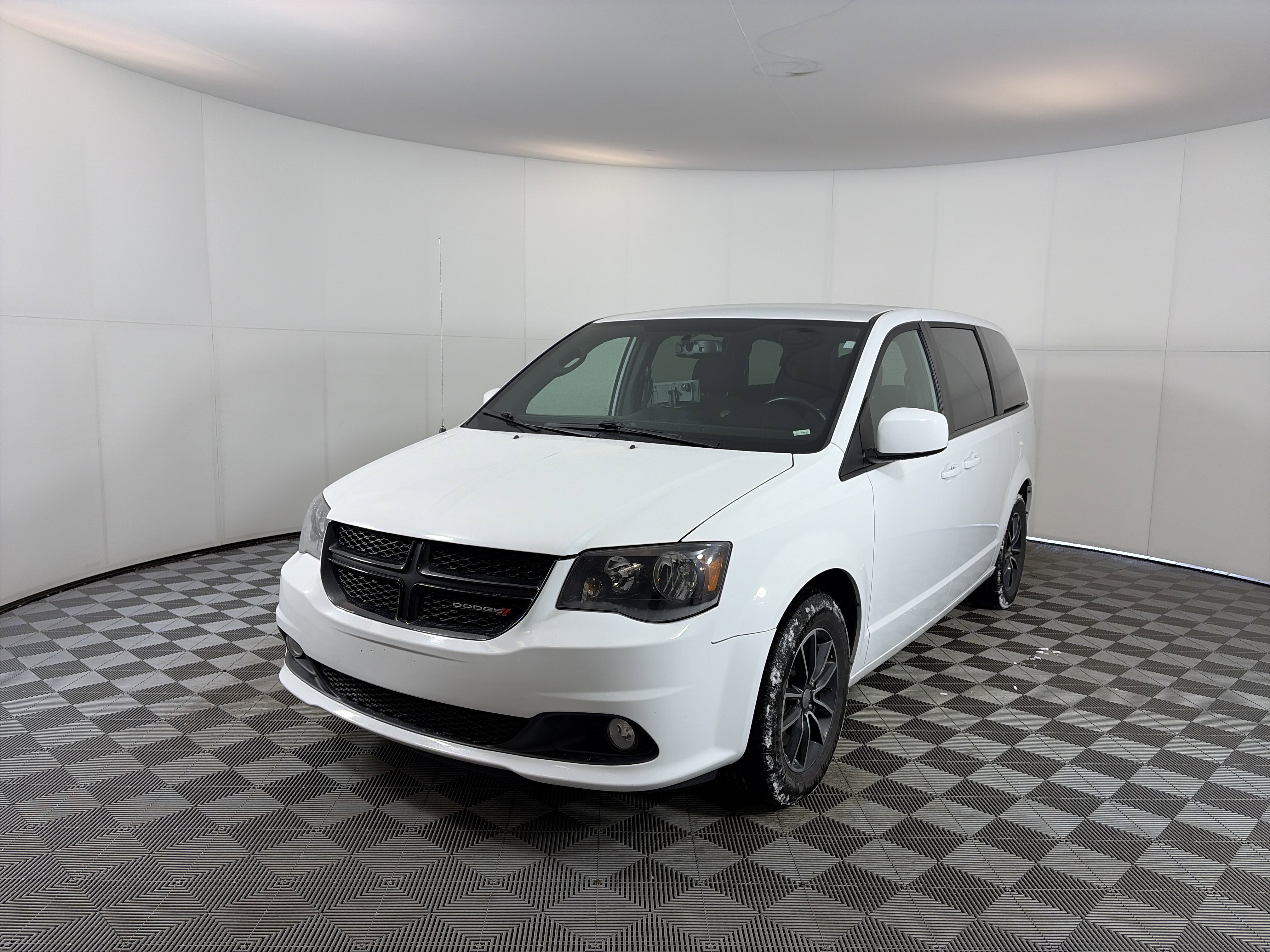 Used 2018 Dodge Grand Caravan SE image 2